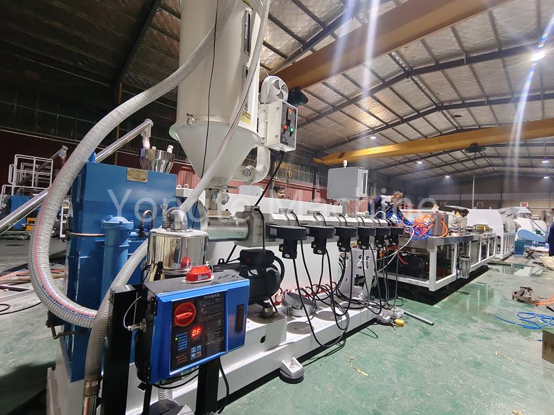 Prevladati poteškoće proizvodnje! Yongte plastične mašine omogućava stabilnu i efikasnu proizvodnju PVC plastičnih ploča od plastike