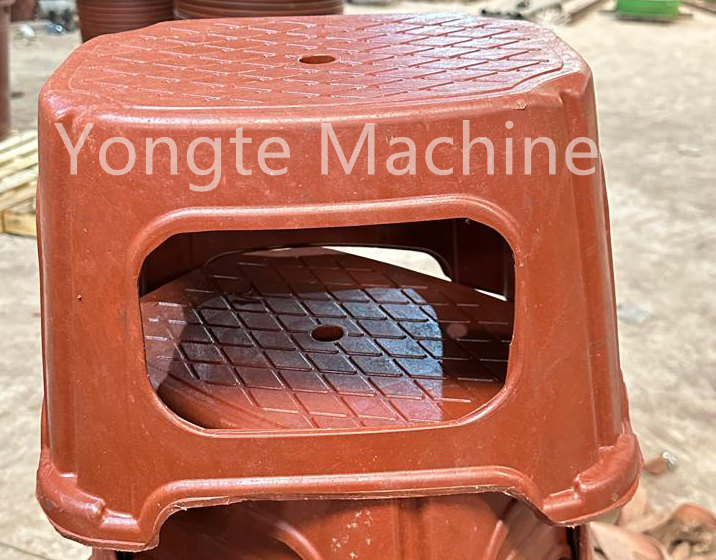 Yongte plastična ekstruzija i stroj za oblikovanje ugrađeni su u tvornicu kupca Afrike za recikliranje plastične filmove u plastične kante, plastične bazene i plastične stolice.