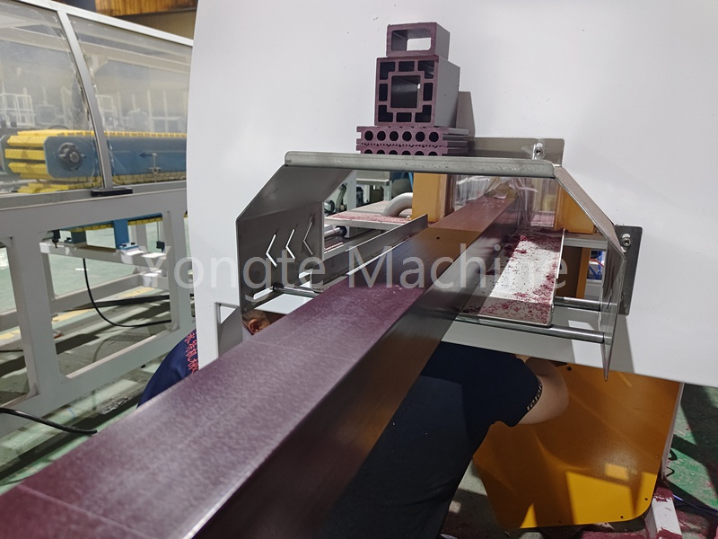 Plastični otpad u Africi je teško zbrinuti, ali Yongteova proizvodna linija drvo-plastičnih stubova nudi proboj.