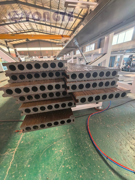 Yongte Plastic Machinery dovršava nadogradnju svoje 3D mrežne linije za proizvodnju reljefnih drveno-plastičnih podova, naglašavajući njene prednosti kao alternativa od punog drveta
