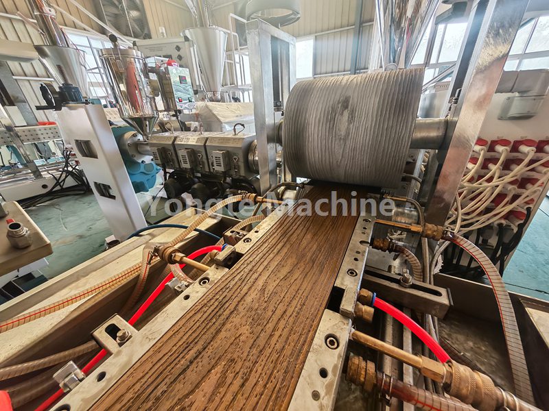 Yongte WPC linija za koekstruziju podova s ​​online opremom za 3D utiskivanje uspješno je testirana