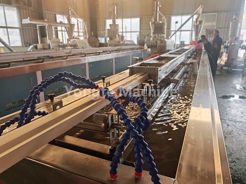 Yongte Solid Core WPC mašina za dovratnike: uspješan test za indijskog kupca