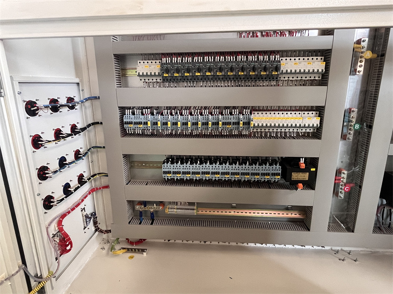 Analizirajte ključne elemente električnog upravljačkog sistema opreme za parket od drva
