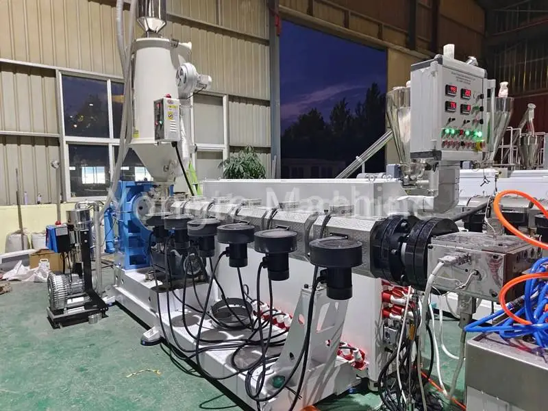 extruder of plastic lumber panel making machine